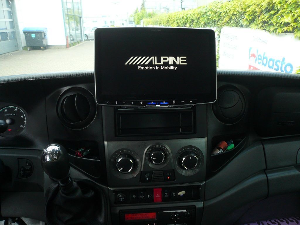 Alpine Hallo 11 iLX-F115D Autoradio mit 11-Zoll Touchscreen, DAB+, 1-DIN-Einbaugehäuse, Apple CarPlay Wireless und Android Auto Unterstützung im Iveco Daily nachgerüstet.