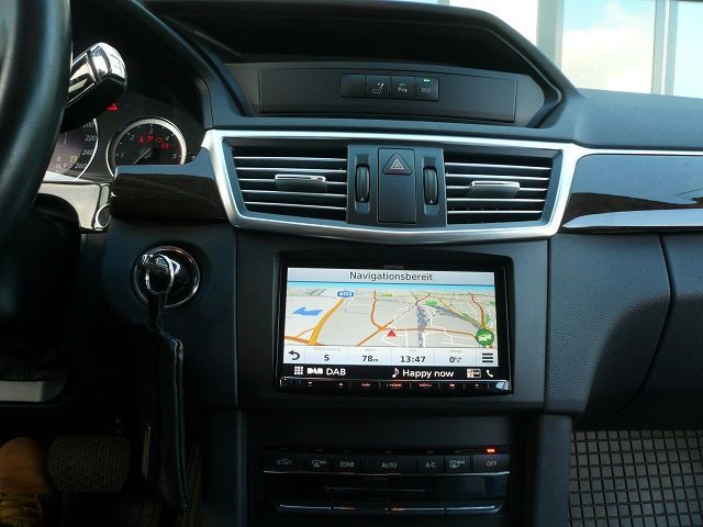 Mercedes E-Klasse W212 auf Doppel-DIN umgebaut und Kenwood Navigation DNX-8180DABS mit Rückfahrkamera nachgerüstet.