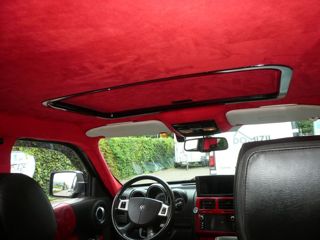 Himmel, A-, B- und C-Säulen vom Dodge Nitro in Alcantara rot neu bezogen.