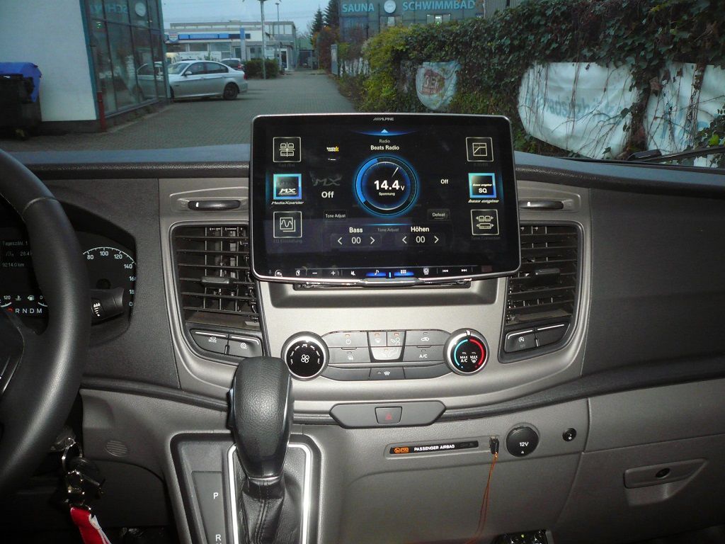 Alpine iLX-F115D Autoradio mit 11-Zoll Touchscreen, DAB+, 1-DIN-Einbaugehäuse, Apple CarPlay Wireless und Android Auto Unterstützung, Jehnert Sound Paket mit, Frontsystem, Subwoofer DSP-Verstärker und Wohnraumlautsprecher im Wohnmobil Ford Transit Basis nachgerüstet.