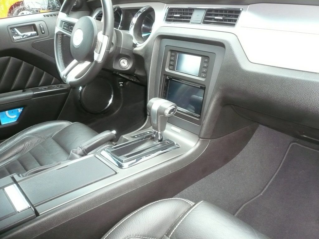 Mustang Cabrio auf Doppel-DIN umgebaut. Kenwood DNX5190DABS Navigation mit Rückfahrkamera nachgerüstet.