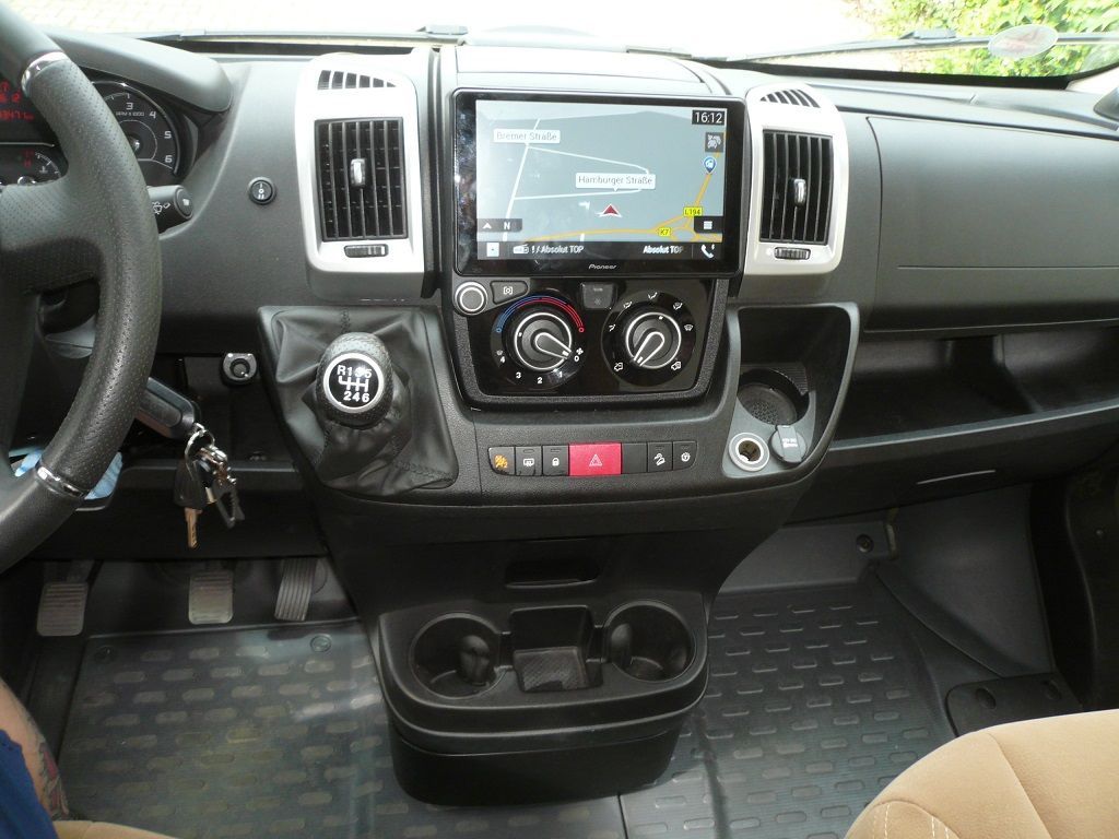 Das Armaturenbrett eines Autos mit einem GPS darauf