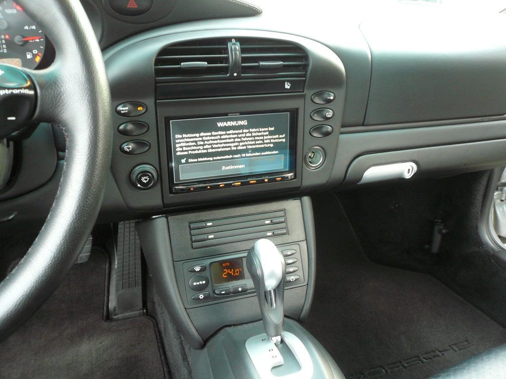 Kenwood DMX8020DABS 2-DIN Mediareceiver mit Apple CarPlay im Porsche 911 nachgerüstet.