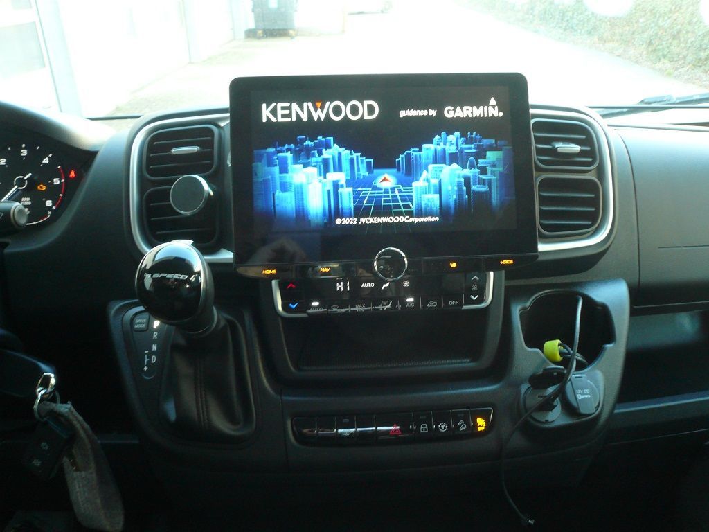 Kenwood DNR992RVS Navitainer mit Garmin Kartendaten für Wohnmobil, PKW und LKW, mit 10,1 Zoll HD-Display, Digitalradio DAB+, Apple CarPlay und AndroidAuto im Fiat Ducato 8 von 2023 nachgerüstet. Die werkseitige Dometic Doppel-Rückfahrkamera auf das Kenwood Gerät adaptiert.