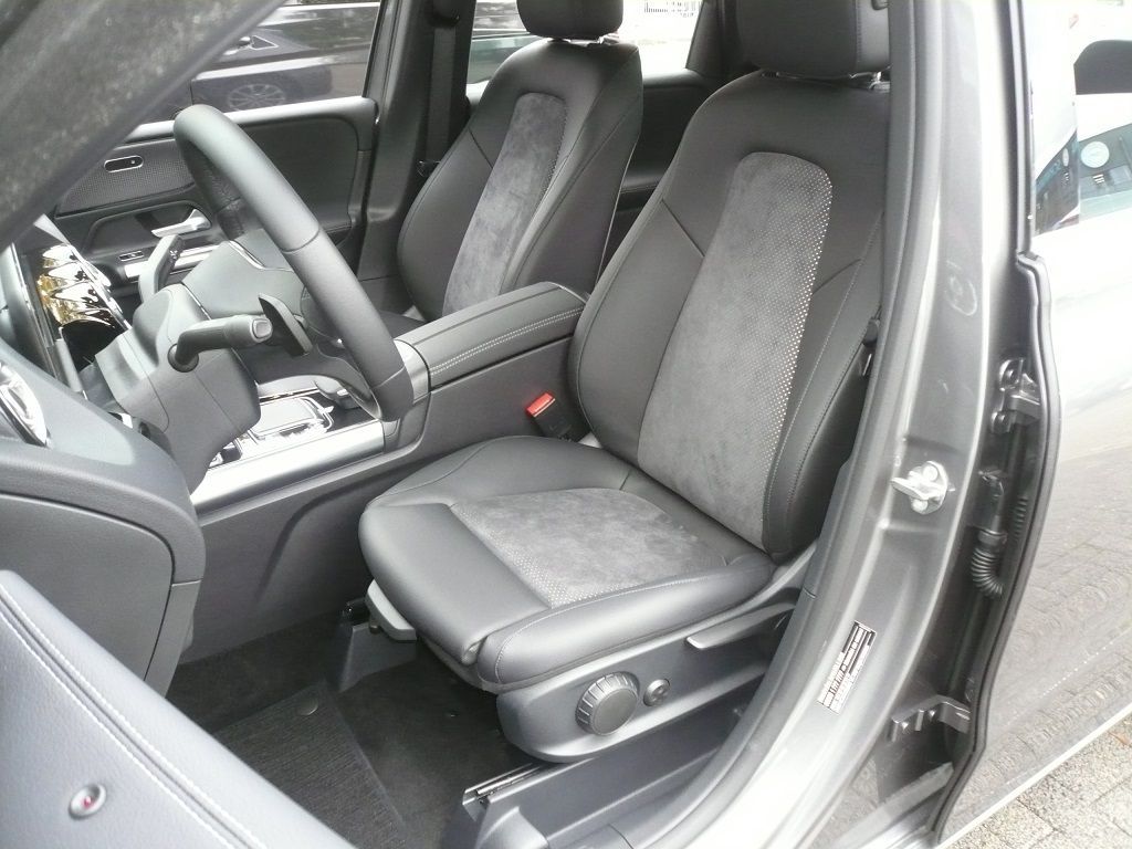 Mercedes B-Klasse 2019er, Sitzinnenteile in Alcantara Starline neu bezogen.