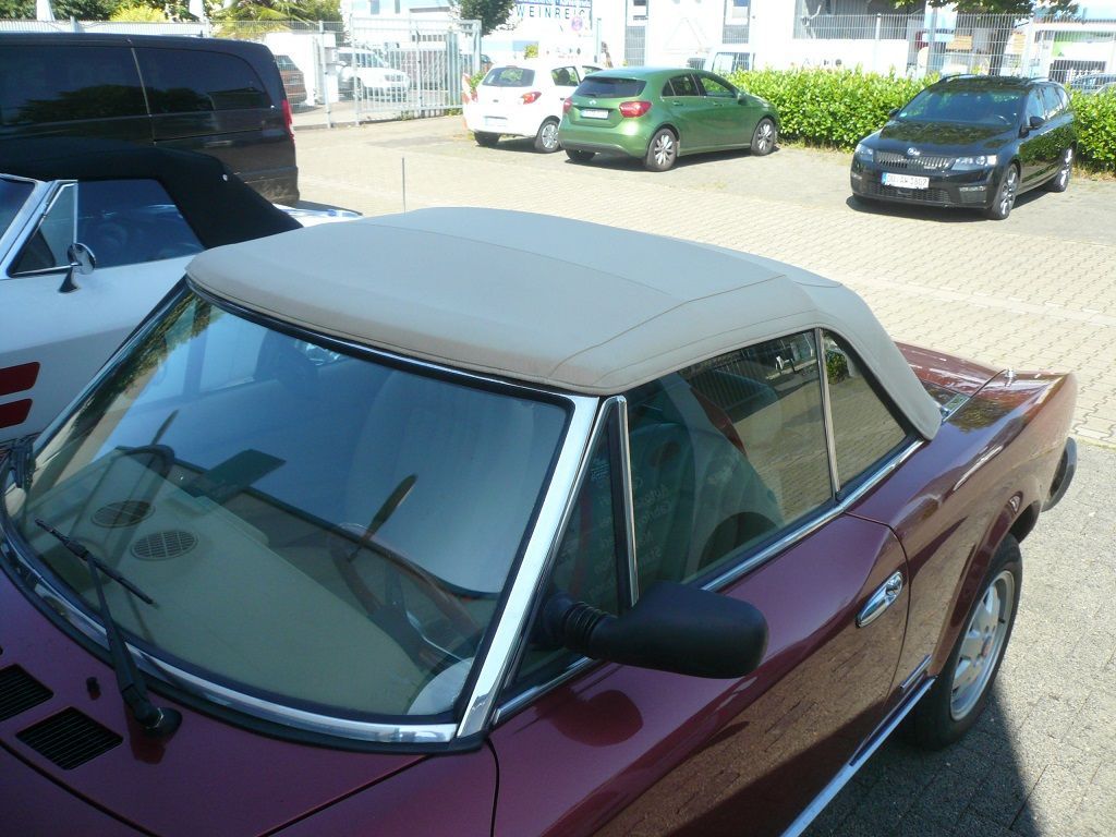 Fiat 124 Spider, Verdeckbezug in Sonnenland Stoff Beige geliefert und montiert.