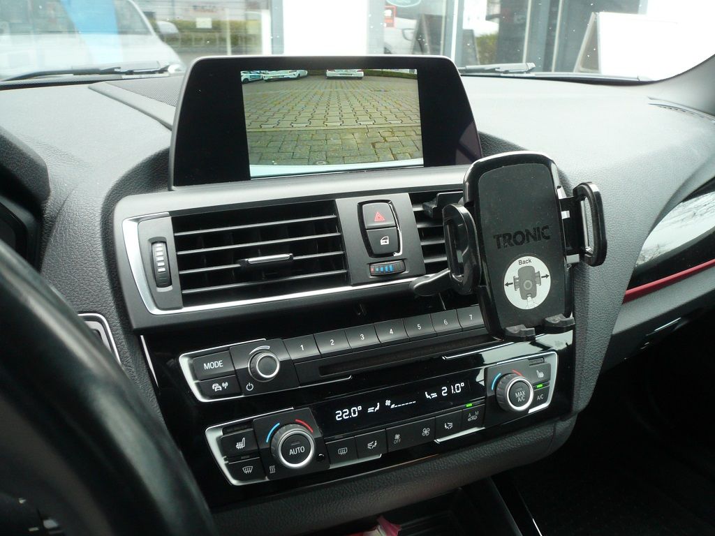 BMW 2er Cabrio, Griffleisten Rückfahrkamera an das Originale BMW NBT System angebunden.