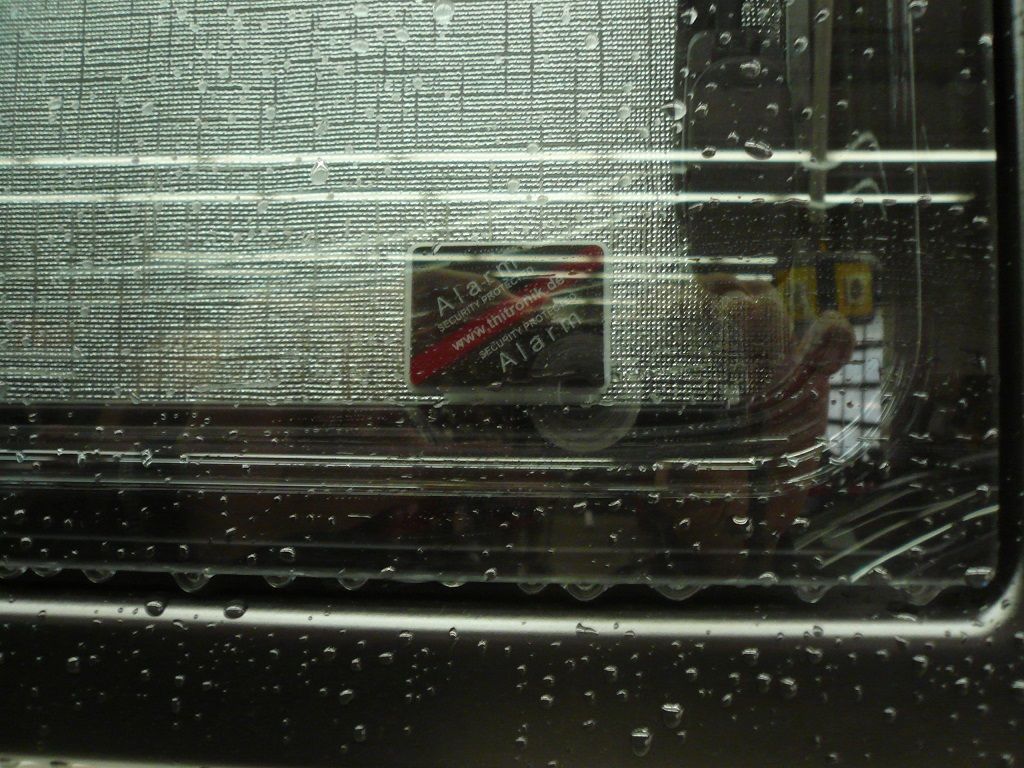 Thitronik WiPro III Alarmanlage in einem Wohnmobil auf Ford Transit Basis nachgerüstet.
Alle Fenster und Türe mit Funk-Magnetkontakten abgesichert und Funk-Gaswarner nachgerüstet.