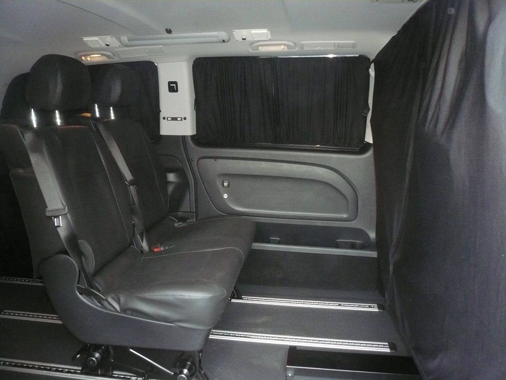 Verdunklungs Gardinen Set schwarz mit Fahrgastabtrennung geliefert und montiert.