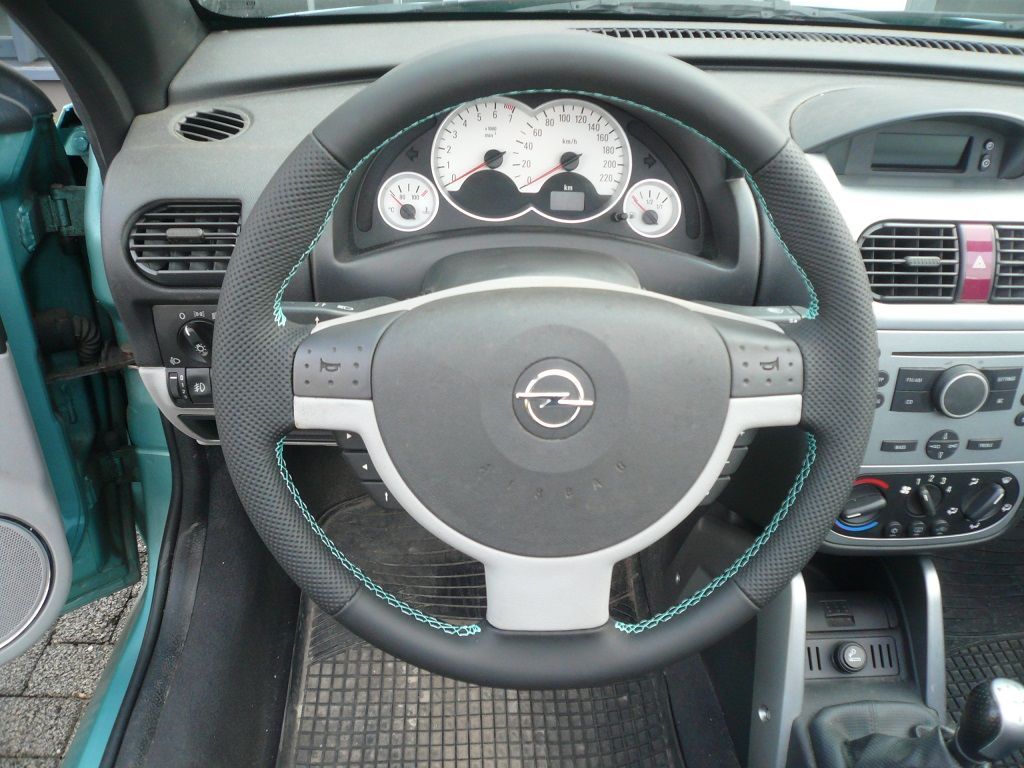 Ein Lenkrad mit einem Opel-Logo darauf