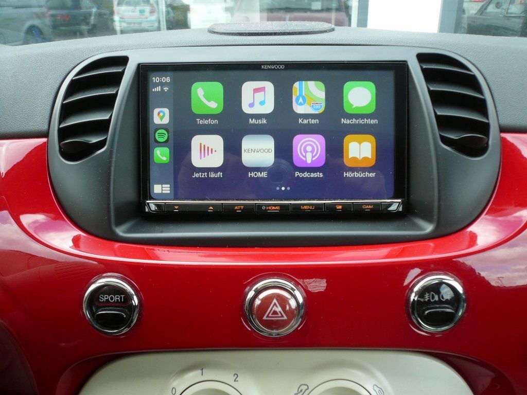Fiat 500 Auf Doppel-DIN umgebaut. Kenwood DMX8019DABS Mediacenter mit Apple CarPlay WiFi und Rückfahrkamera montiert.