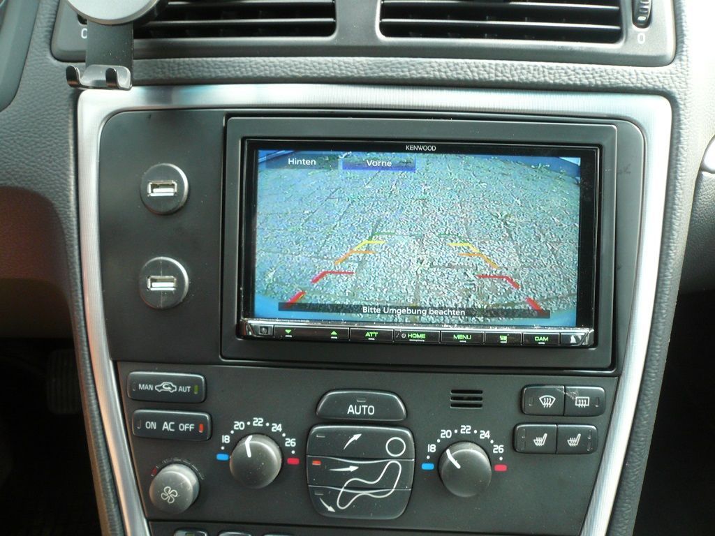 Kenwood DMX802DABS mit Front- und Rückfahrkamera nachgerüstet.