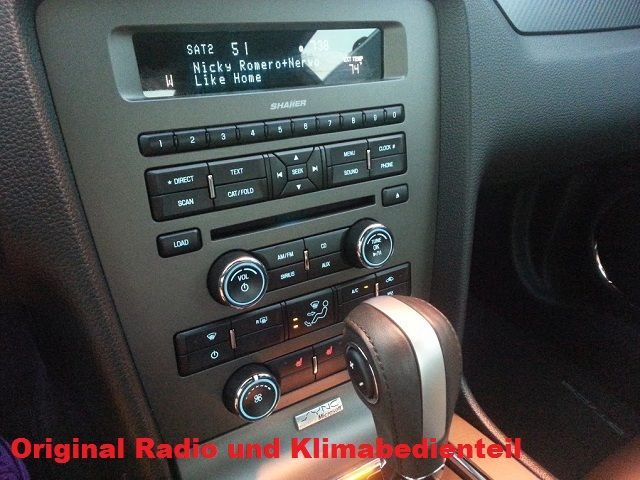 Ford Mustang auf Doppel-DIN umgebaut. Klima auf Touchdisplay umgerüstet und die Pioneer AVIC-F980BT Navigation nachgerüstet. Werkseitige Lenkrad-Fernbedienung auf das Pioneer adaptiert.