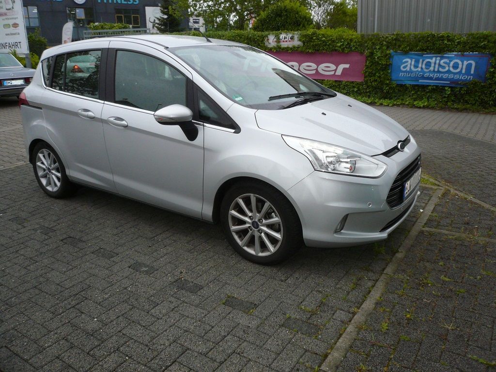 Kenwood DNX4180BT inkl. Rückfahrkamera im Ford B-Max nachgerüstet.