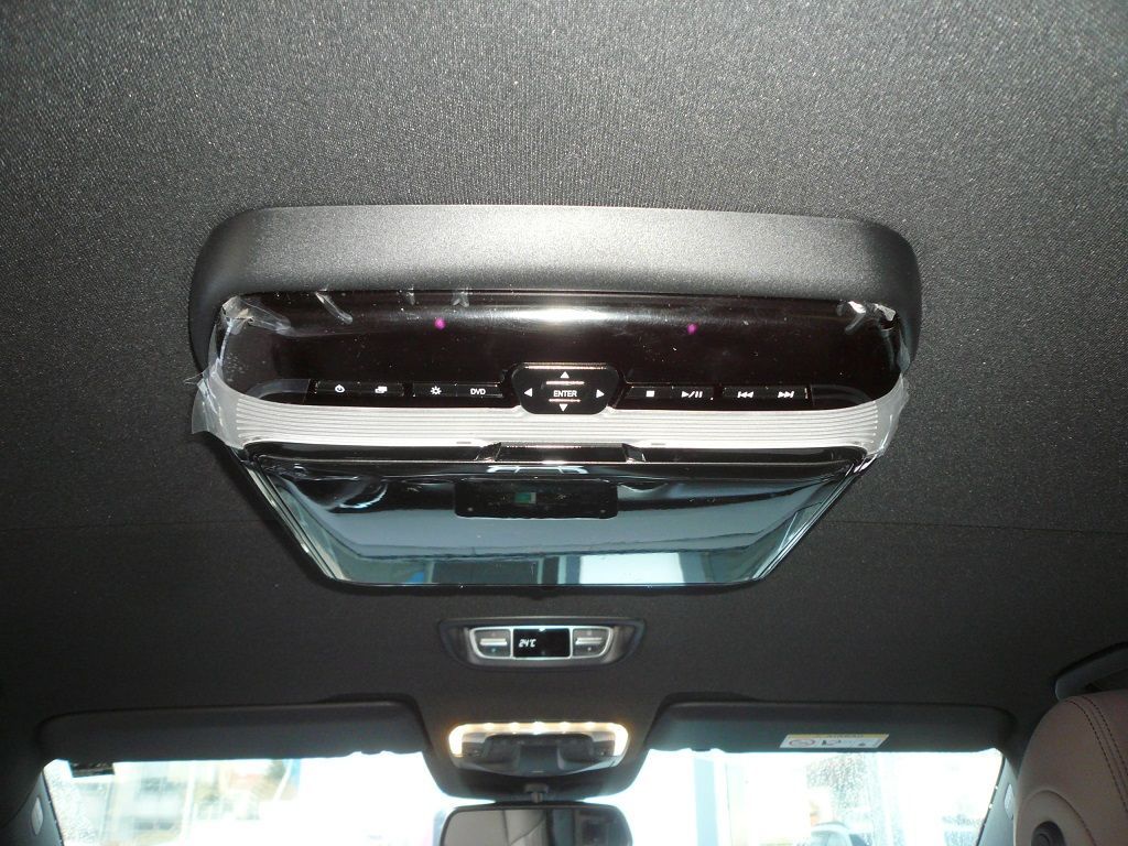 Alpine PKG-RSE3HDMI26 cm (10,1-Zoll) Decken-Monitor mit DVD-Player und HDMI-Eingang in einer Mercedes V-Klasse 2022 nachgerüstet.