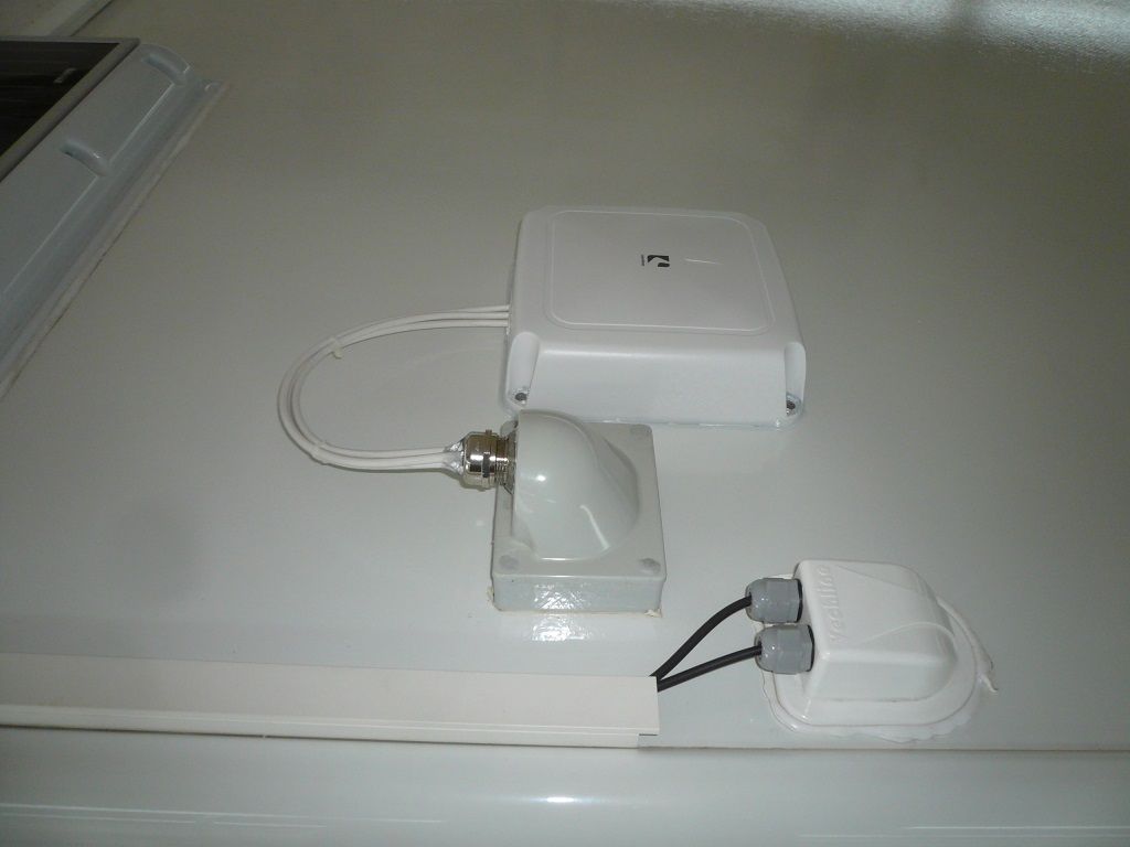 Caratec CET302R Caravaning-Routerset mit flacher Dachantenne in einem Ford Transit Wohnmobil nachgerüstet.