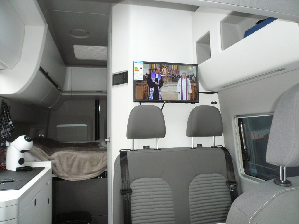 Das Innere eines Lieferwagens mit einem Flachbildfernseher an der Wand