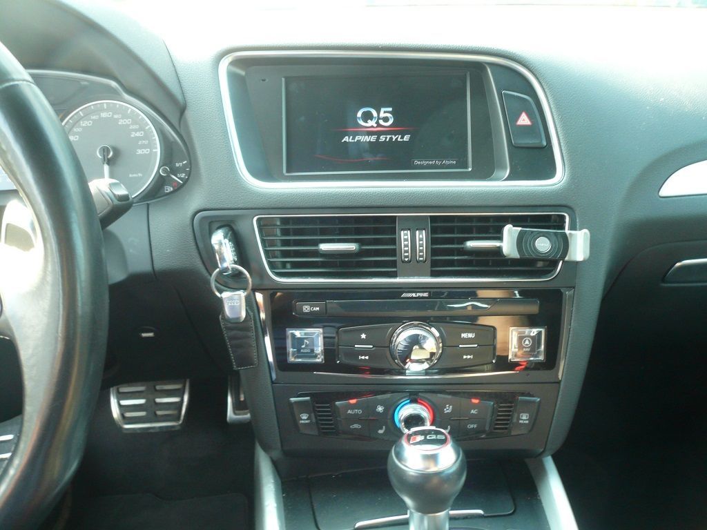 Alpine X703D-Q5 7-Zoll Premium-Infotainment-System inkl. Rückfahrkamera für Audi Q5 mit Navigationssystem, Apple CarPlay und Android Auto Unterstützung nachgerüstet.