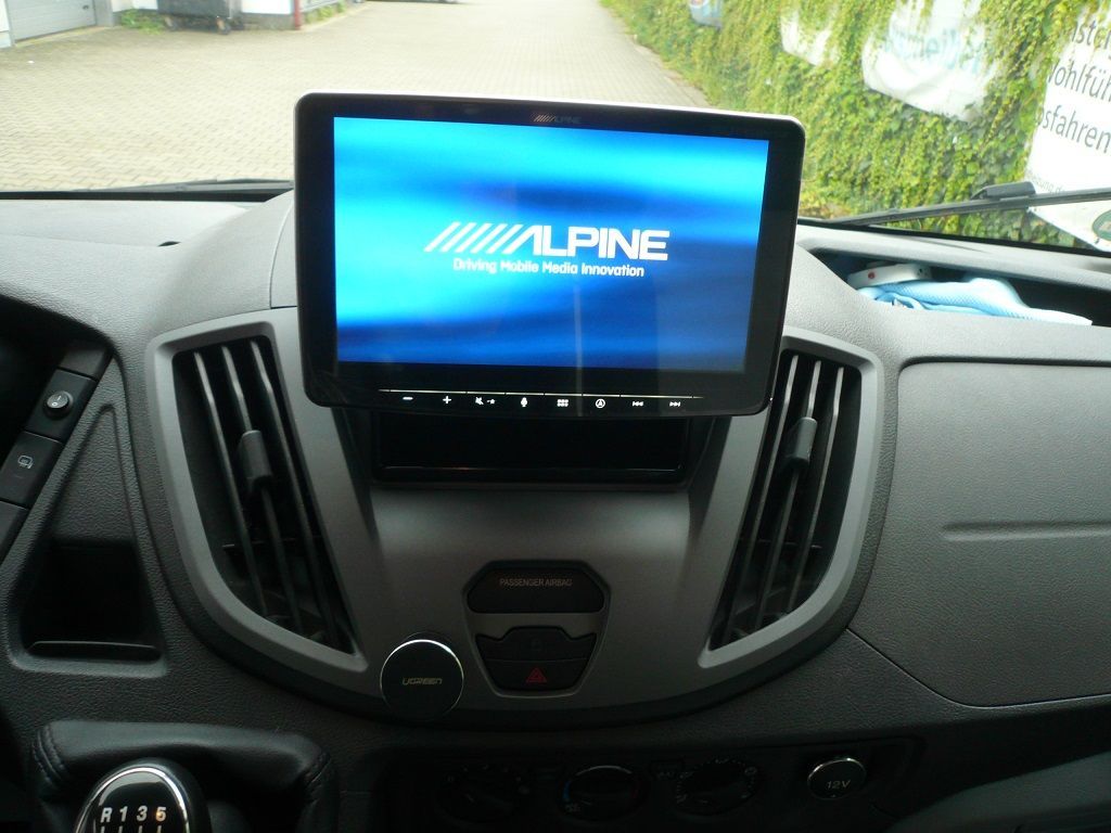 Alpine 9zoll Navigation INE-F904DC inkl. Multi-View Rückfahrkamera und Thitronik Alarmanlage in einem Ford Transit Wohnmobil nachgerüstet.