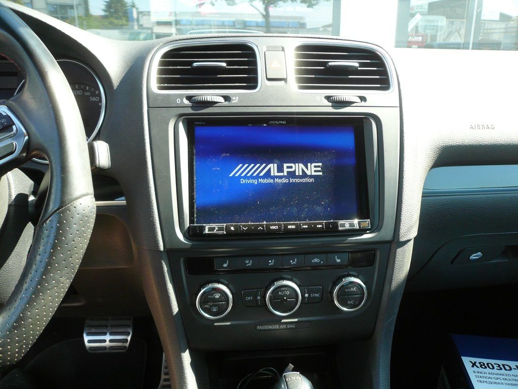 Alpine X803D-U Navigationssystem mit DAB+ und kapazitivem 8-Zoll (20cm) Display, Apple CarPlay und Android Auto Unterstützung inkl. Rückfahrkamera im VW Golf 6 Cabrio nachgerüstet