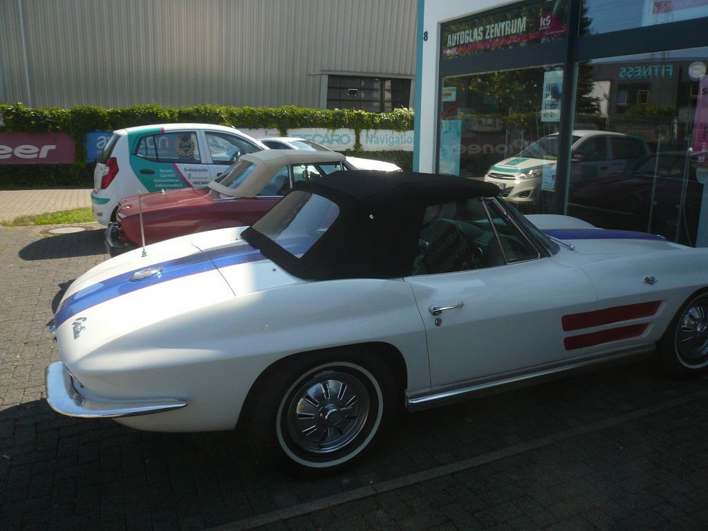 Corvette C2 Sting Ray, Verdeckbezug in Sonnenland Stoff schwarz geliefert und montiert.