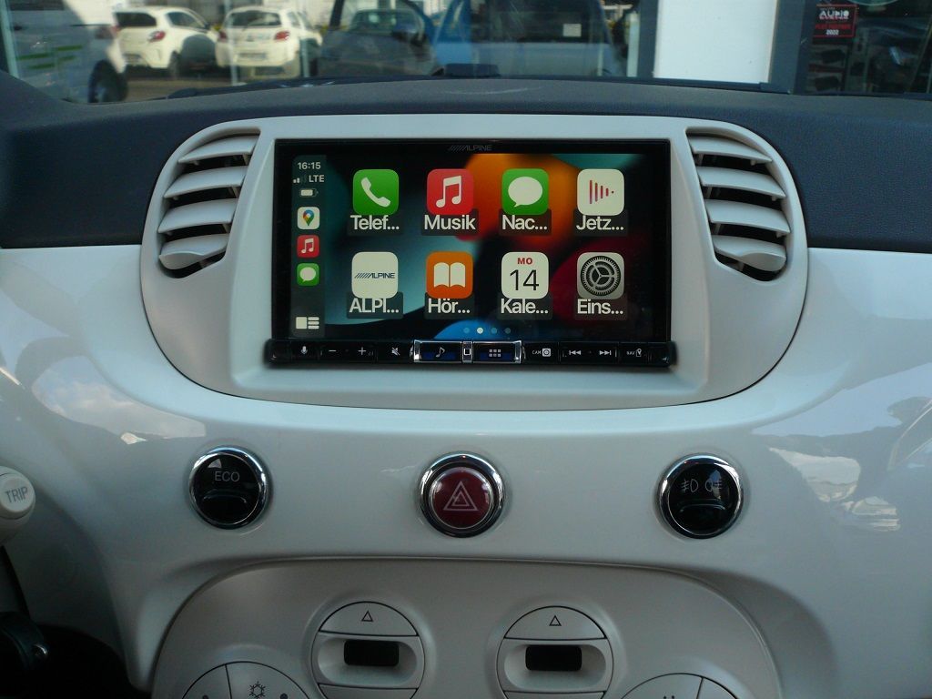Das neue Alpine iLX-705D mit Apple CarPlay WiFi und Rückfahrkamera im Fiat 500 Cabrio nachgerüstet.