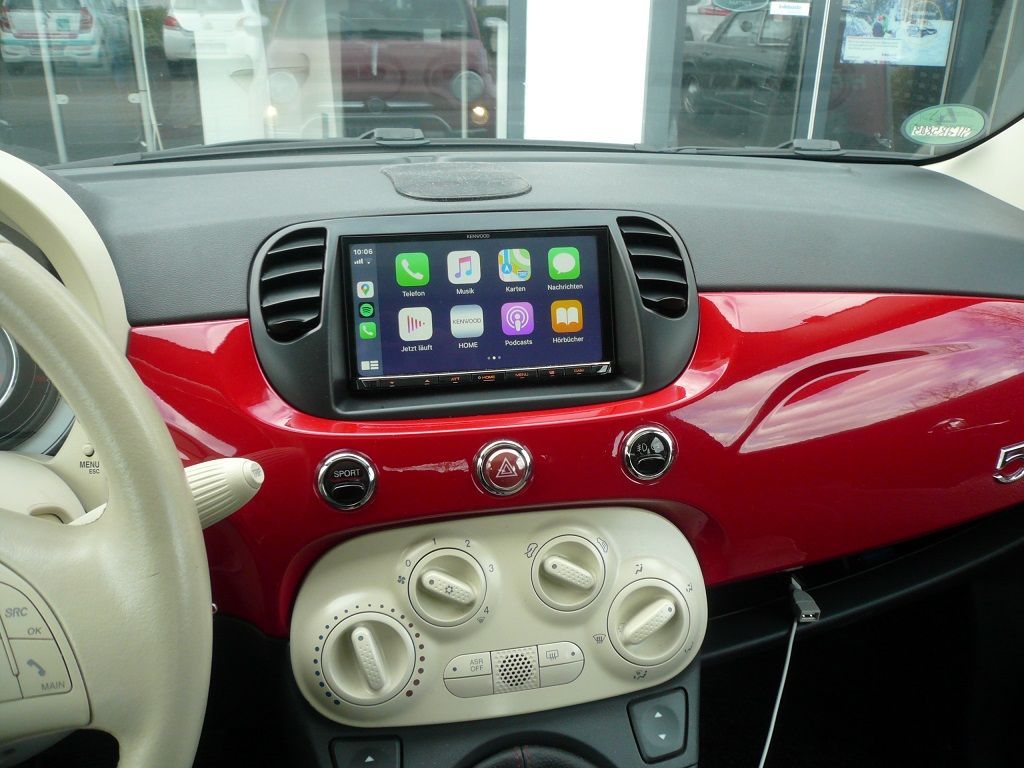 Fiat 500 Auf Doppel-DIN umgebaut. Kenwood DMX8019DABS Mediacenter mit Apple CarPlay WiFi und Rückfahrkamera montiert.