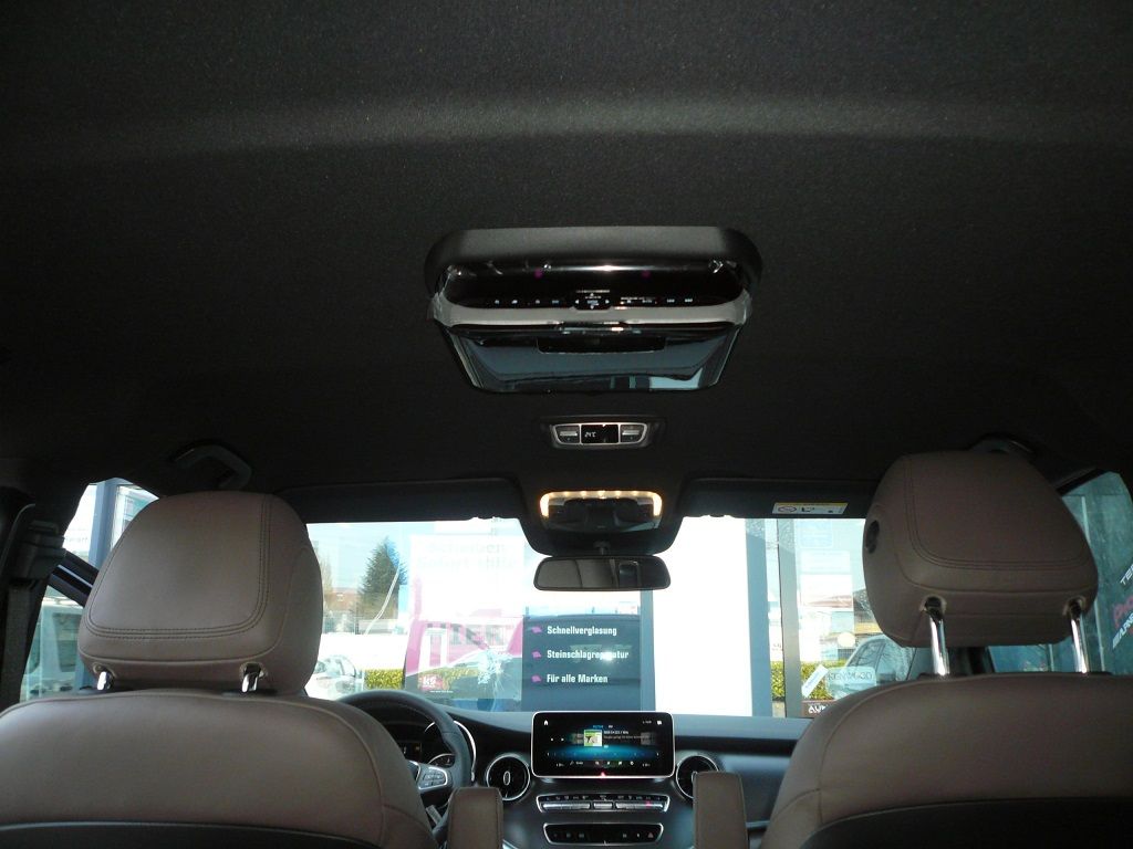 Alpine PKG-RSE3HDMI26 cm (10,1-Zoll) Decken-Monitor mit DVD-Player und HDMI-Eingang in einer Mercedes V-Klasse 2022 nachgerüstet.