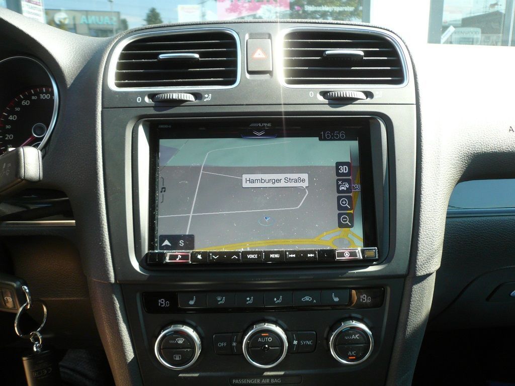 Alpine X803D-U Navigationssystem mit DAB+ und kapazitivem 8-Zoll (20cm) Display, Apple CarPlay und Android Auto Unterstützung inkl. Rückfahrkamera im VW Golf 6 Cabrio nachgerüstet