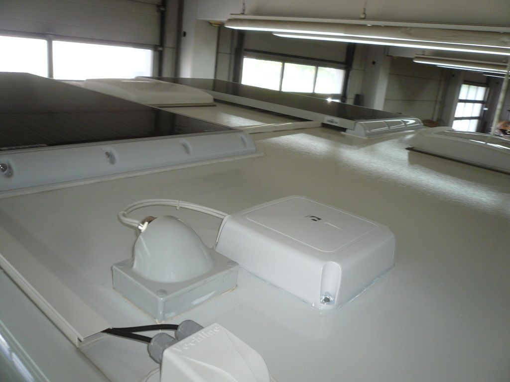 Caratec CET302R Caravaning-Routerset mit flacher Dachantenne in einem Ford Transit Wohnmobil nachgerüstet.