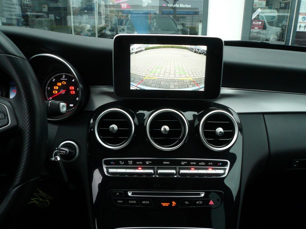 Griffleisten Rückfahrkamera an das OEM Commad NTG 4.5 Online angebunden und montiert.