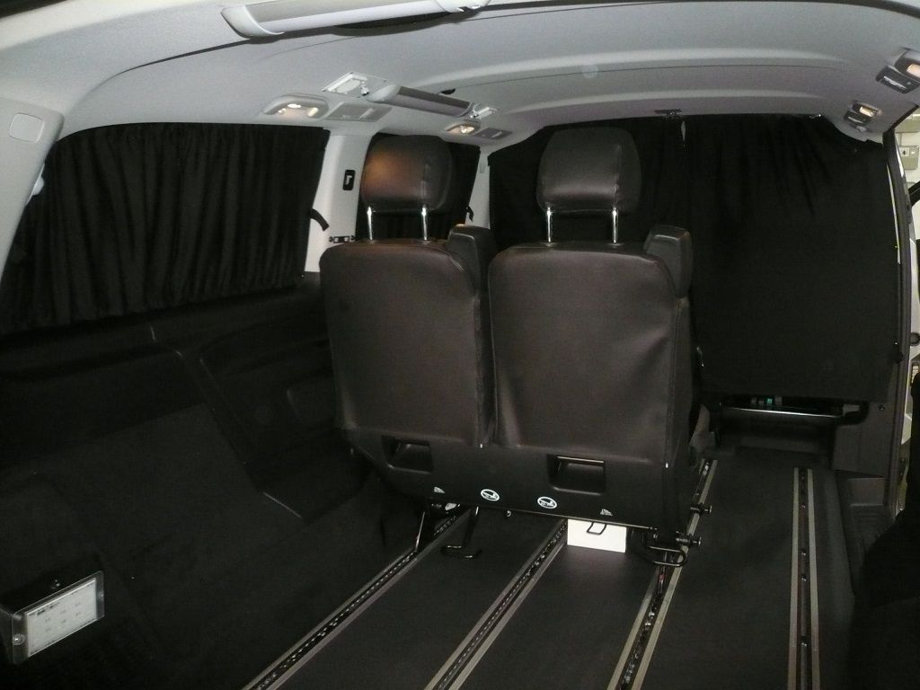 Verdunklungs Gardinen Set schwarz mit Fahrgastabtrennung geliefert und montiert.