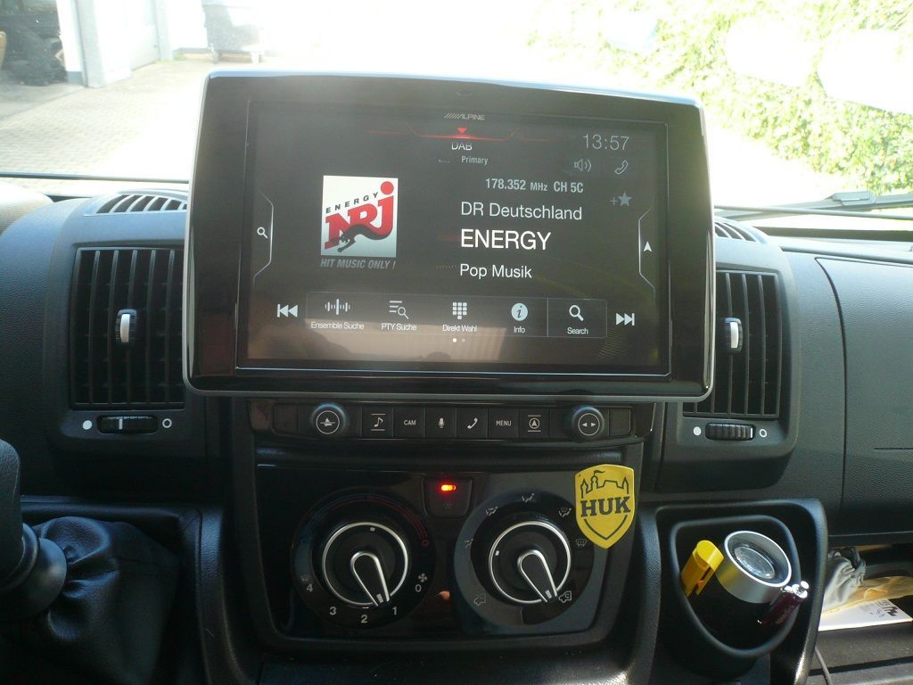 Alpine X903D-DU (Modell 2019) Ducato Wohnmobil 9zoll Navigation mit Rückfahrkamera montiert.