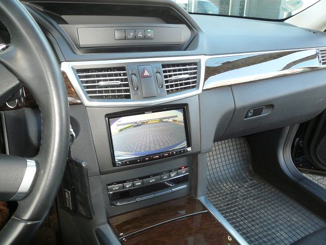 Mercedes E-Klasse W212 auf Doppel-DIN umgebaut und Kenwood Navigation DNX-8180DABS mit Rückfahrkamera nachgerüstet.