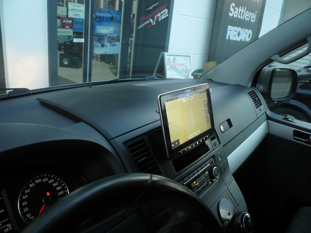 Alpine INE-F904D 9zoll Navigationsgerät im VW T5 Bus nachgerüstet.