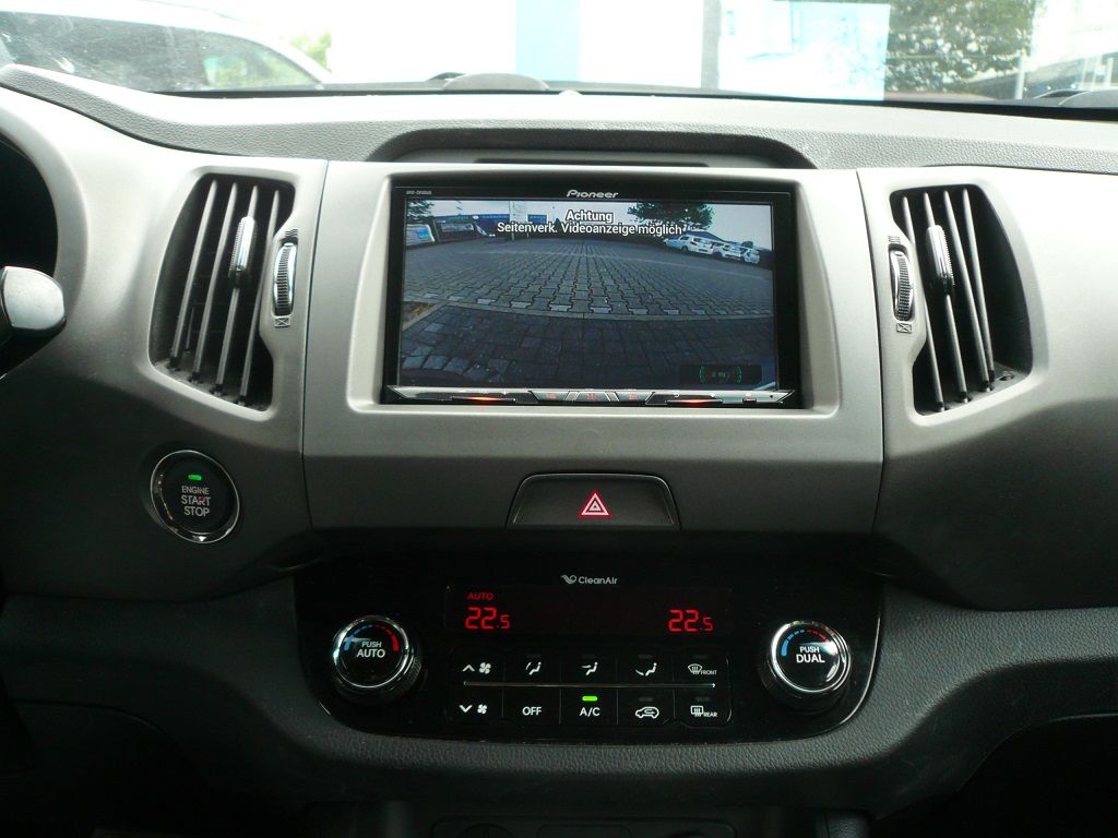 Pioneer AVIC-Z810DAB im KIA Sportage nachgerüstet. Original Soundsystem, Lenkrad Fernbedienung und Rückfahrkamera auf das Pioneer Gerät adaptiert.