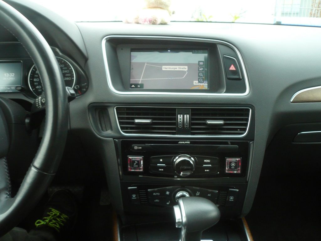 Alpine X703D-Q5 7-Zoll Premium-Infotainment-System für Audi Q5 mit Navigationssystem, Apple CarPlay und Android Auto Unterstützung.