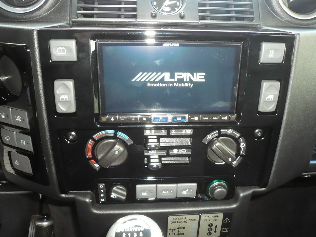 Landrover Defender von 1-DIN auf Doppel-DIN umgebaut. Alpine iLX-705D und Rückfahrkamera von Alpine nachgerüstet.