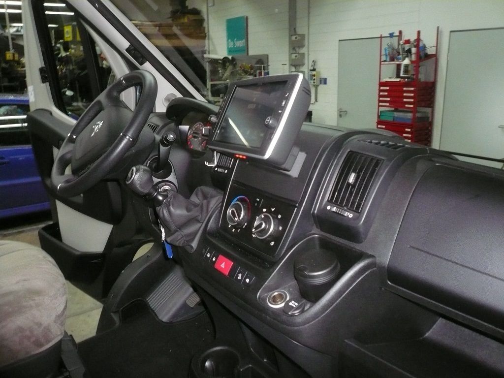 Alpine X903D-DU2 9-Zoll-Navigationssystem mit schwenkbaren Bildschirm für Fiat Ducato III, Citroën Jumper II und Peugeot Boxer II mit TomTom Karten und Apple CarPlay / Android und Rückfahrkamera nachgerüstet.