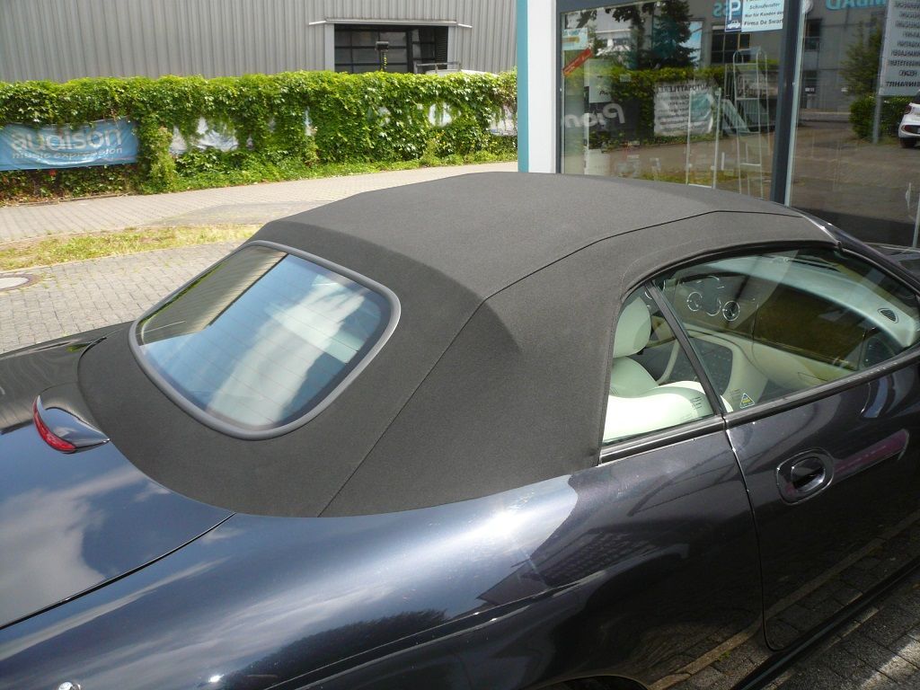 Jaguar XK8 Cabrio Verdeck Bezug in Sonnenland Stoff schwarz geliefert und montiert.