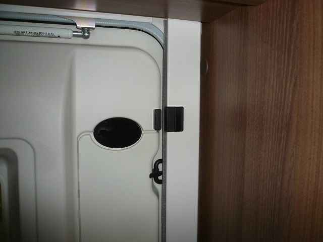 Aufbautüre mit Thitronik Funk-Magnetkontakt abgesichert.