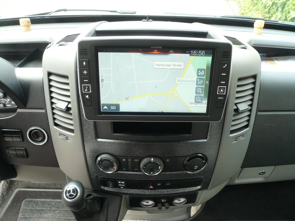 Alpine X903D-S906 ein 23 cm (9-Zoll) Premium-Infotainment-System für Mercedes Sprinter (W906) mit Reisemobil-Navigation, Apple CarPlay und Android Auto Unterstützung nachgerüstet.