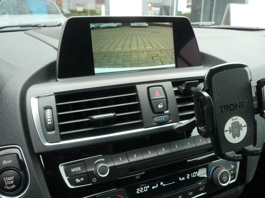 BMW 2er Cabrio, Griffleisten Rückfahrkamera an das Originale BMW NBT System angebunden.