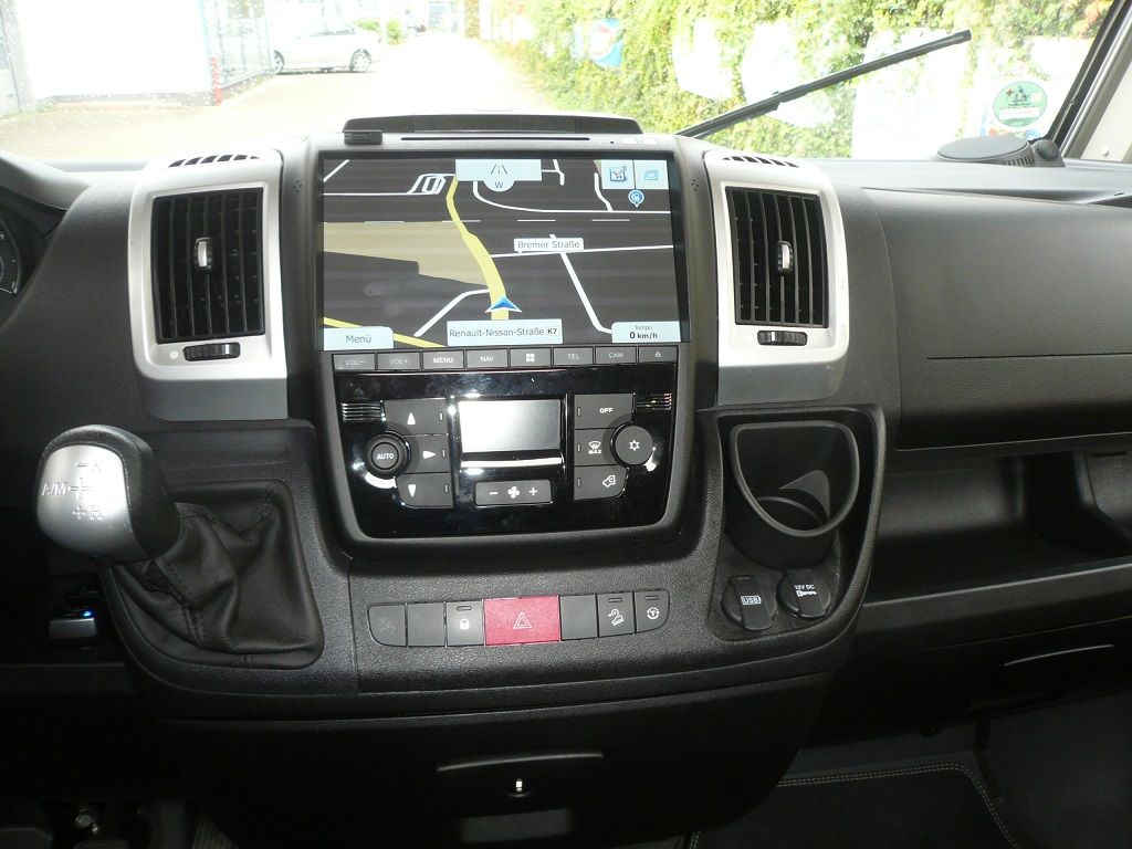 Ein Armaturenbrett eines Autos mit einer Karte darauf