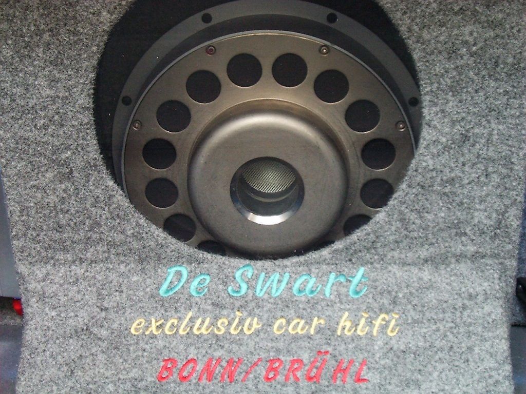 Musik- und Multimedia Anlage im 5er BMW E39 montiert. Aliante Subwoofer in einem MDF mit Plexiglas Gehäuse vor den Skysack montiert.