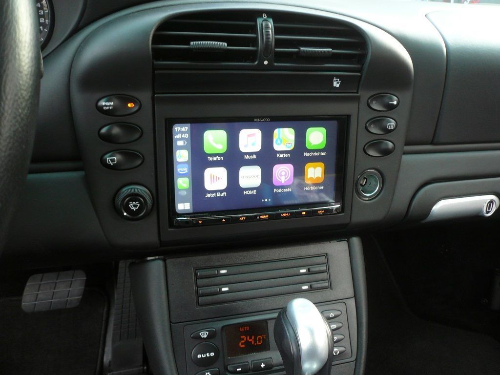 Kenwood DMX8020DABS 2-DIN Mediareceiver mit Apple CarPlay im Porsche 911 nachgerüstet.