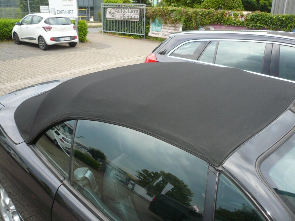 Renault Megane Cabrio. Verdeckbezug in Sonnenlandstoff schwarz geliefert und montiert.