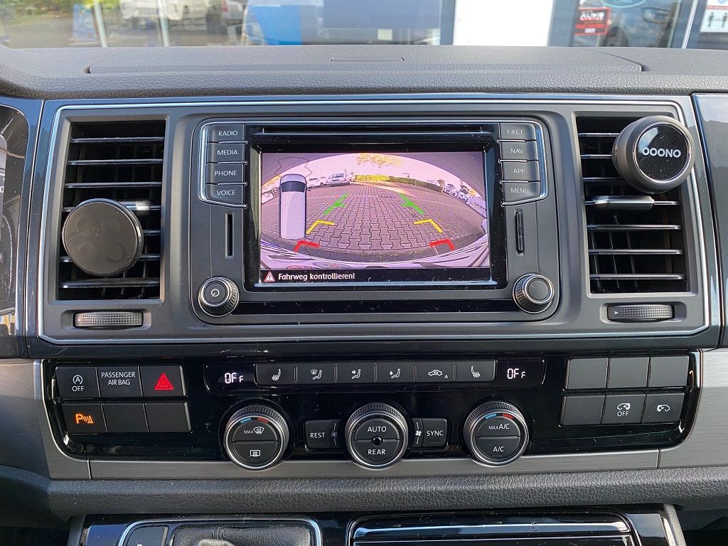 Rückfahrkamera in einem VW T6 Bus mit dem Werksradio Discover Media nachgerüstet.