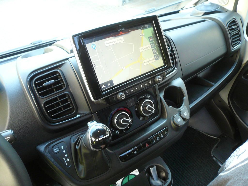 Im aktuellen Ducato 8 haben wir folgende Alpine Produkte nachgerüstet:
Alpine X903D-DU8 Navigation, Rückfahrkamera HCE-C2100RD, Frontkamera HCE-C2600FD, Abwasserkamera HCE-C1100, SPC-R100DU Radial-Lautsprecher, SWC-D84S Subwoofer mit SWA-150KIT Verstärker.
Gegen Diebstahl haben wir die Thitronik Alarmanlage WiPro III safe.lock nachgerüstet.
