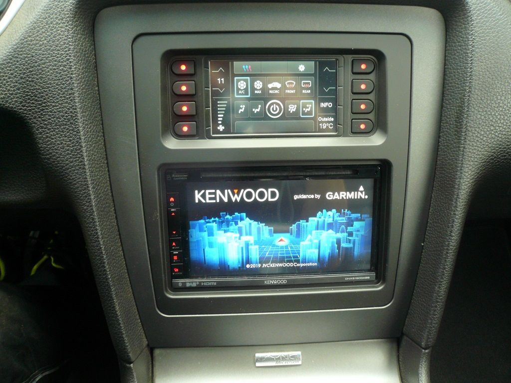 Mustang Cabrio auf Doppel-DIN umgebaut. Kenwood DNX5190DABS Navigation mit Rückfahrkamera nachgerüstet.